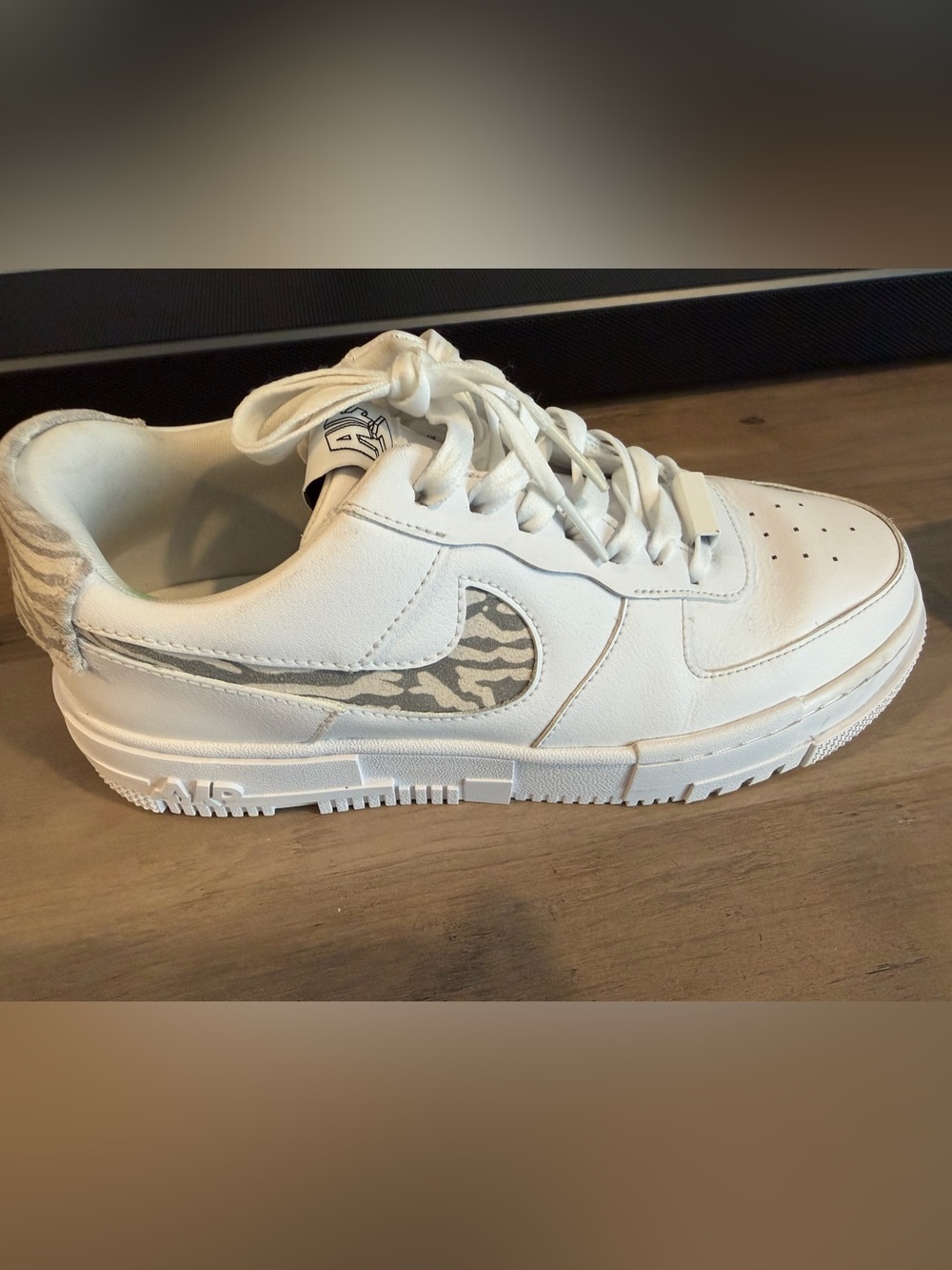 Women's Nike Air Force 1 Low Pixel SE
White Zebra size 9